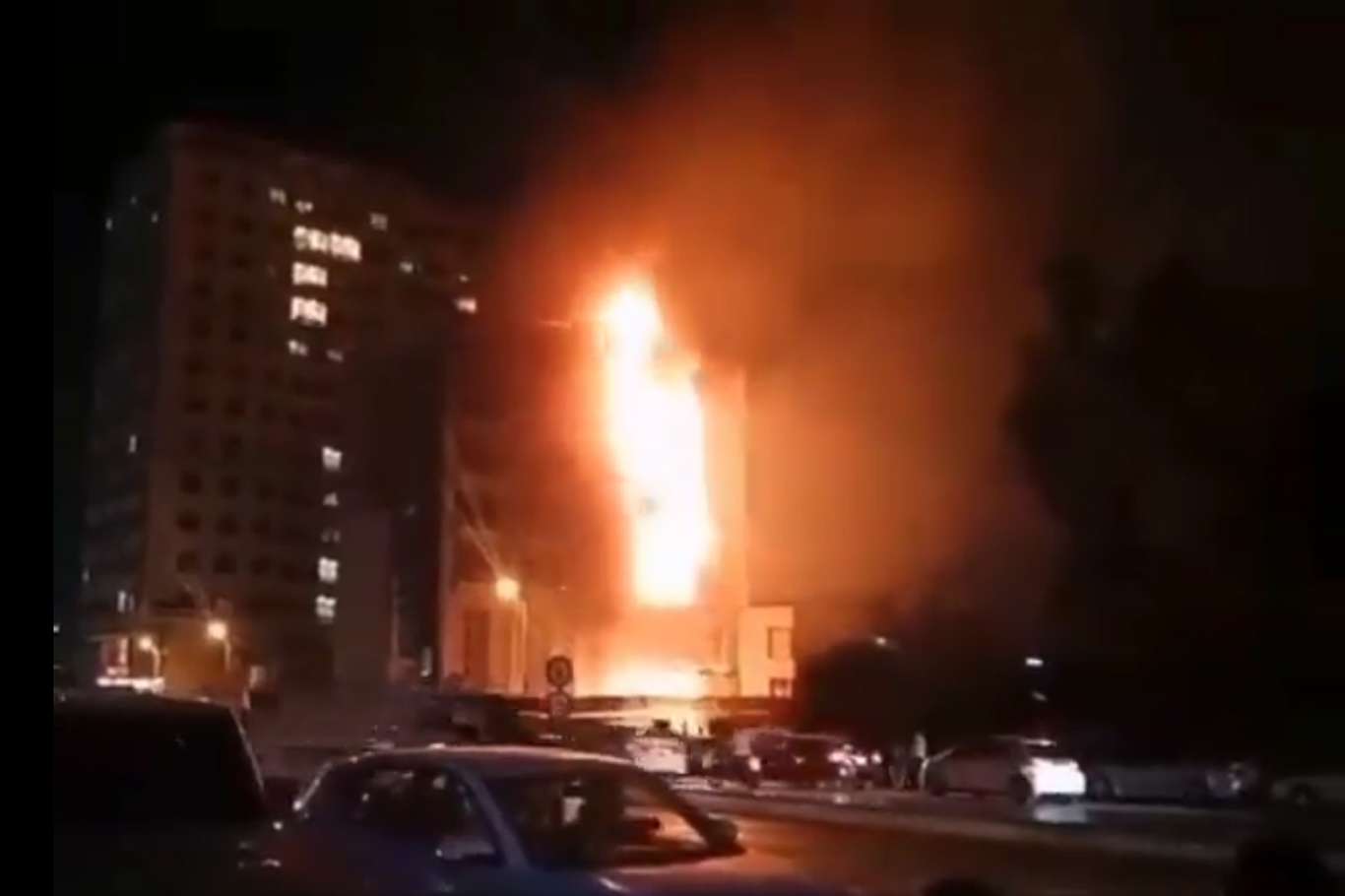Irak'ta otel yangını: Mahsur kalan 40 kişi kurtarıldı Irak'ta otel yangını: Mahsur kalan 40 kişi kurtarıldı